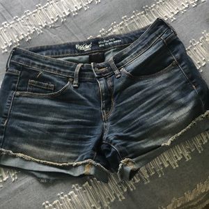 Cute size 2 dark fade denim. Very slimming